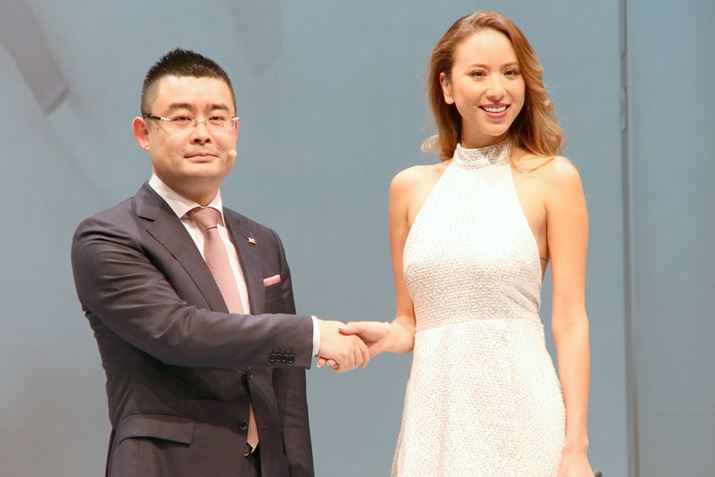 \ɂ͓[AWFJ񂪃QXgƂēoꂵ