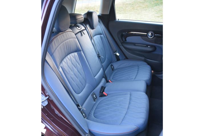 AV[g̋Z͖炩ɌサĂA4lƍ邾̋ԂmۂĂ