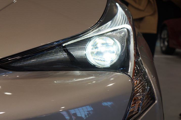 �w�b�h���C�g���S�O���[�h��LED������Ă���