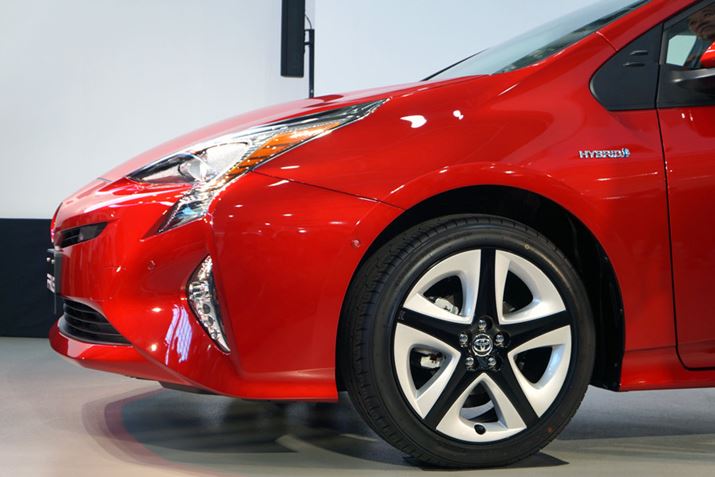 ��[�����̓X�|�[�c�J�[�̂悤�ɒႭ�\�����t�����g�B�O���f���Ɣ�ׂ�ƃm�[�Y��70mm���Ⴍ�Ȃ���