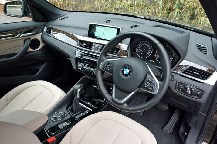 �h���C�o�[��D�悳����_�b�V���{�[�h�̑��`�ȂǁA������BMW�炵�����E���ێ�����Ă���