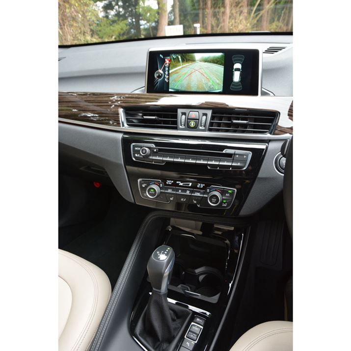 �����ɔ����8.8�C���`�̑��ʃf�B�X�v���C��BMW�炵������������|�C���g