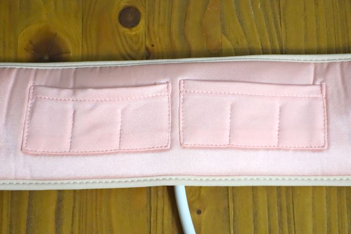 �o���h�����ɂ���v���[�g�����|�P�b�g�B�㓪���ɂ�6�����̃|�P�b�g������Ă���