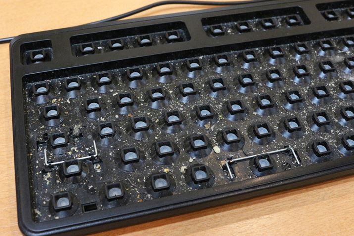 L[gbvׂĊOL[{[hBnEX_XgAM[̕M҂́AĂ邾ł݂o