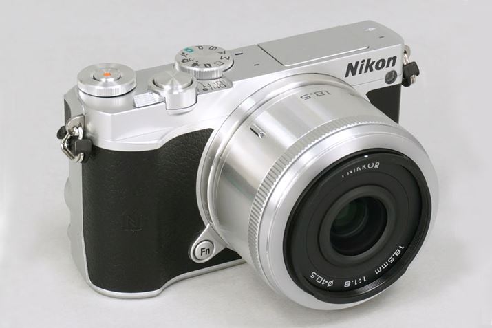 1 NIKKOR 18.5mm f/1.8�B�{�f�B��Nikon 1 J5