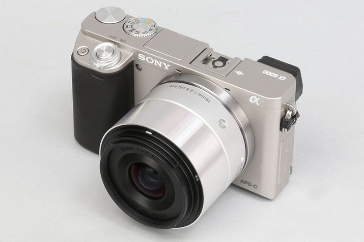 19mm F2.8 DN�i�V���o�[�j�B�{�f�B�̓�6000�i�V���o�[�j