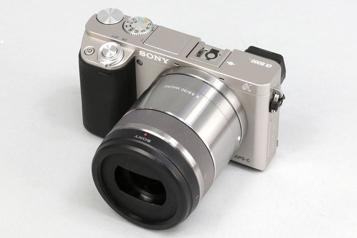 E 30mm F3.5 Macro�iSEL30M35�j�B�����̐�p�t�[�h�𑕒��B�{�f�B�̓�6000�i�V���o�[�j