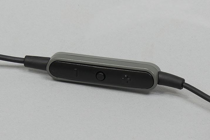 E`l̃P[uɔꂽiOSΉRB{[Ȃǂs