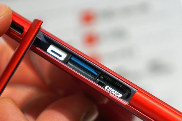 microSDXCXbg͍ő200GB܂őΉB{̂RAM3GBAROM16GBƂȂĂBCPU̓wLTRÁuSnapdragon 808 MSM8992vBOSAndroid 5.1