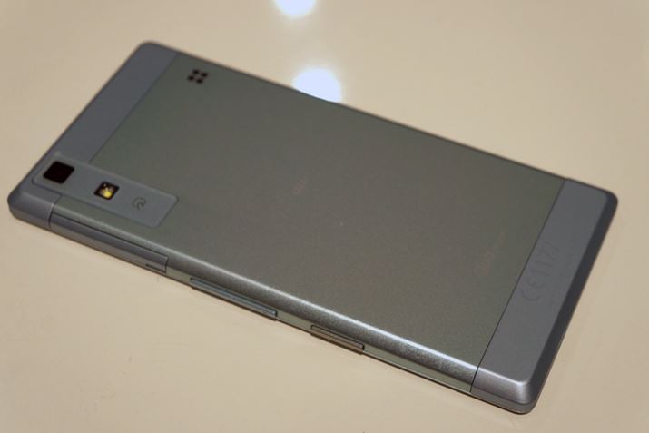 {fB͋BCPU4RÁuSnapdragon 410 MSM8916vŁA2GBRAM16GBROMgݍ킹Android 5.1𓮍삳BmicroSDJ[h200GB܂