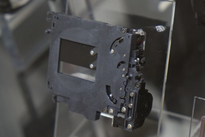 �ő�1/8000�b�̃V���b�^�[�X�s�[�h�����������V�����V���b�^�[���j�b�g