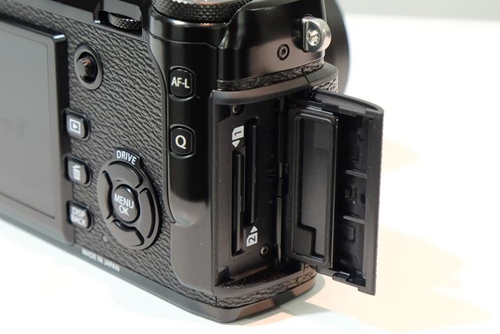 �f���A��SD�J�[�h�X���b�g���̗p