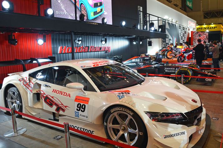 z_̃u[X̒ɂ́AF1X[p[GT}VAMotoGP}VȂǃ[VOJ[ꂽ