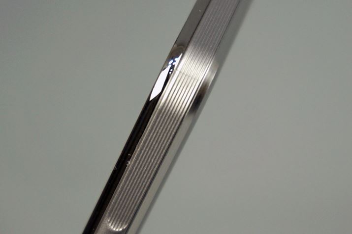 ���ʂ��͂ރt���[���́A�y���̌ܐ�����C���X�s���[�V�������󂯂��Ƃ����X���b�g�������Ă���