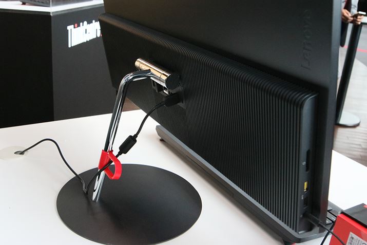 �V���o�[�̃X�^���h�A�Ԃ̃P�[�u���z�[���ȂǁA�w�ʂ܂łĂ��˂��ɍ�荞�܂�Ă���