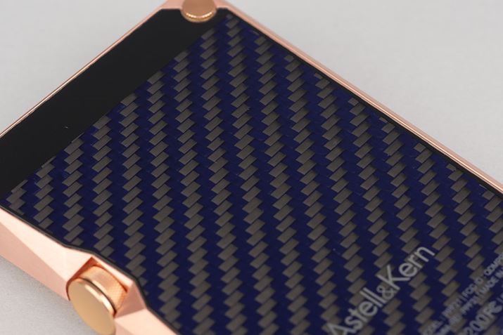 wʃplɂ͐̃Pu[D荞܂ꂽ͗lƂȂĂiAK380̓J[{t@Co[j