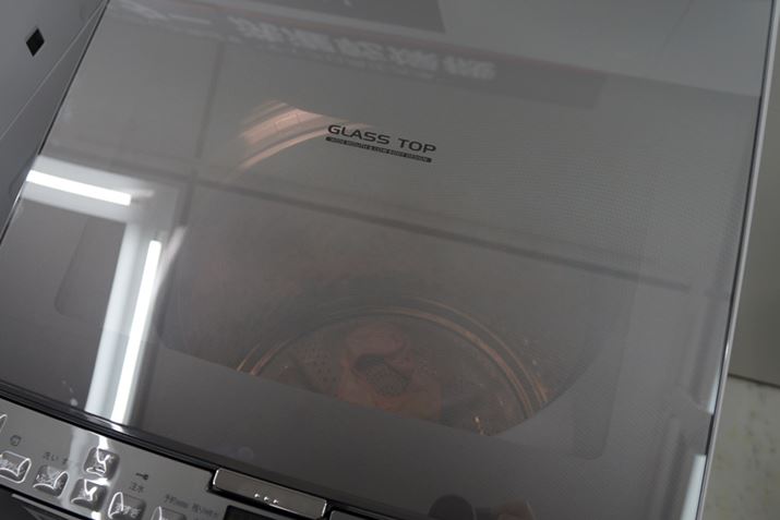 LEDCg̓t^߂ĂĂ_\B_ƁA󒆂̗lq邱Ƃł