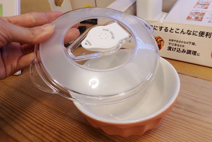 �t�[�h�V�[���[���b�h�Ə̂����t�^���A�莝���̊�ɏ悹��Ώ���OK