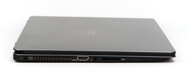 �����ʁBHDMI�o�͒[�q�A�w�b�h�z���o�͒[�q�ASD�������[�J�[�h�X���b�g�𓋍�