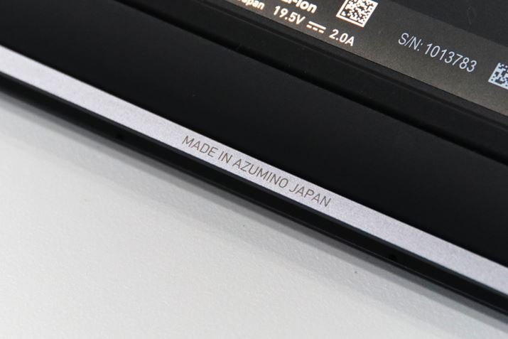 ��ʂ̎�O�ɂ́uMADE IN AZUMINO JAPAN�v�̕��������󂳂�Ă���