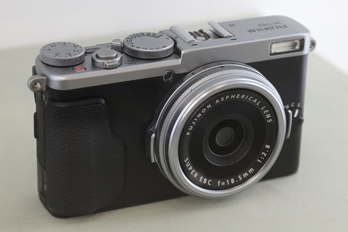 FUJIFILM X70