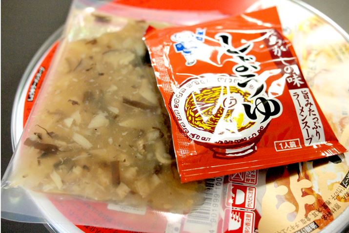 �M���𒍂���3���҂��܂��B�X�[�v�Ƌ�ނ́A�t�^�̏�ŉ��߂Ă����Ƃ����ł��傤