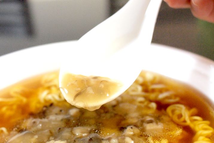 ���g���g�̋�ނ�˂̏�ɂ̂��Ċ����B���������́A�{�i�I�ȃt�J�q���X�[�v�̂悤�ł�