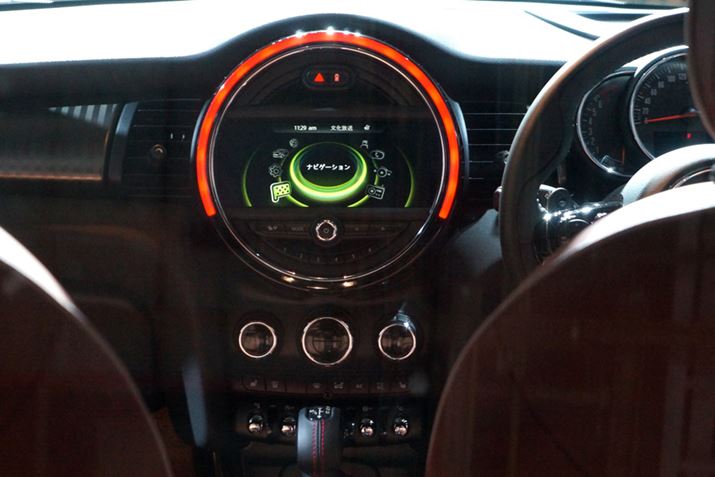 �C���e���A�e���ɖ��ߍ��܂ꂽLED���󋵂ɂ���Ă��܂��܂ȐF�ɓ_������