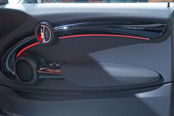 �h�A�ɂ�LED����������Ă���