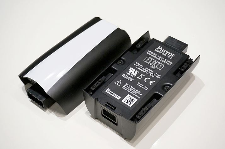 Vobe[łB2700mAh̃`ECI[drgpĂ܂