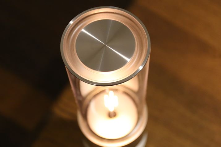 ǂ̏ʂɁAGbW̗p̃pbVuWG[^[𓋍