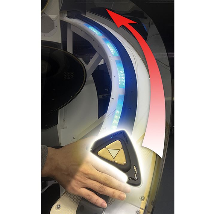 ➑̂̉ɂXC_[𓮂ĉtłĂ