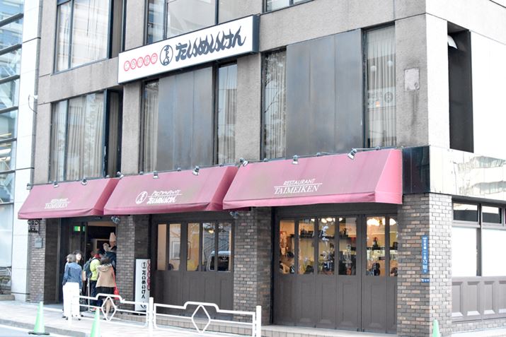 ���{���ɂ��邽���߂�����̖{�X�B�s�񂪓X�O�ɂ��L�тĂ��܂�