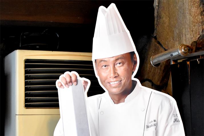 ���X�̓�����ɂ�3��ڃV�F�t�̃p�l�����I �c�[�V���b�g�ŋL�O�B�e���Ă���l��