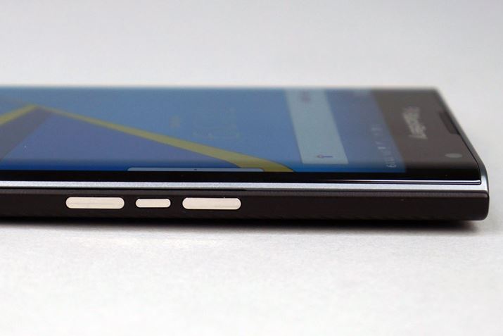 ^񒆂ɂ鏬ȃ~[g܂3̃{[{^́AʓIAndroidX}[gtHɂ͂Ȃ