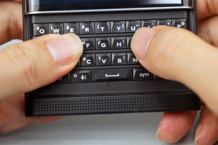 BlackBerry̓ł鉚ʂꂽQWERTYz̃L[{[hBdŜقɂd₷