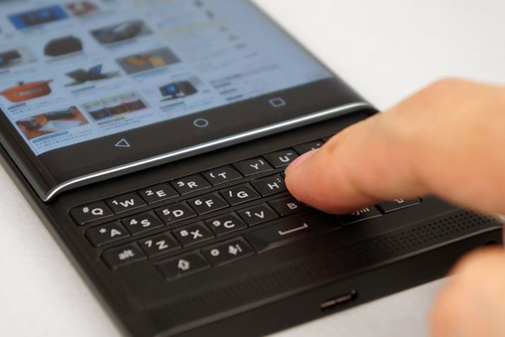 L[{[h̕\ʂȂƁBWebuEU[Ȃǂ̉ʂ㉺EɃXN[ł