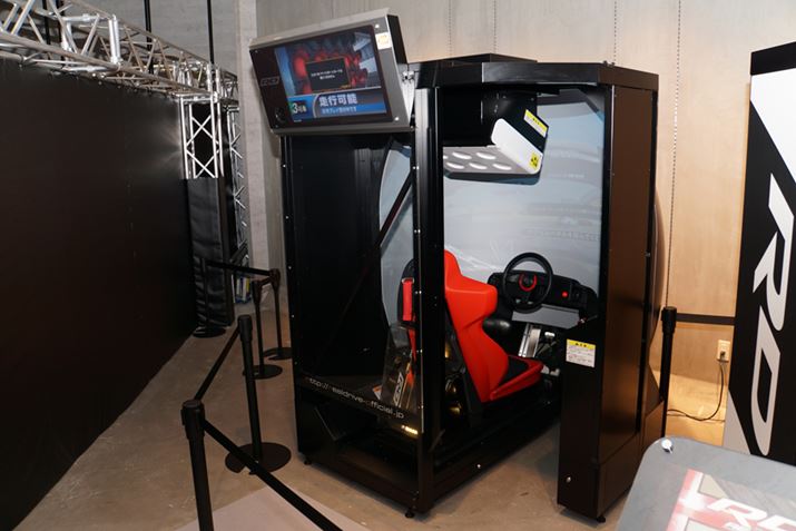 �u���A���h���C�u�v�ł́A�O�ʂ����ς��ɔz�u���ꂽ�����̂̃h�[���X�N���[���ɉf�����f���o����܂�