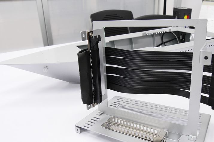 �����P�[�u���̓}�U�[�{�[�h�Ɏ��t�����Ă���