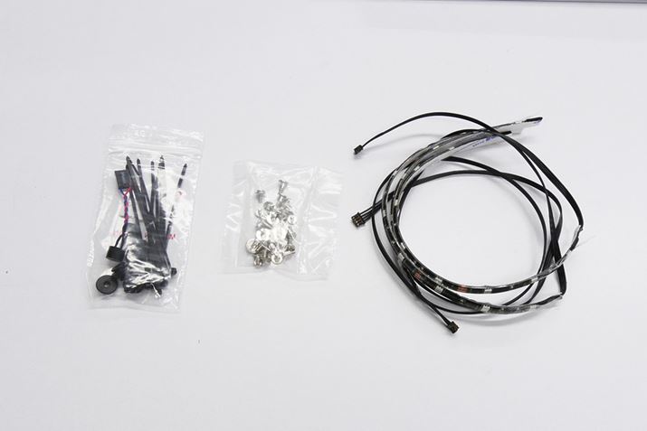 �t���i�́A�r�[�v�p�u�U�[�⌋���o���h�i���j�̂ق��A�h���C�u�Œ�p�l�W�i�����j�ALED�e�[�v�i�E�j�Ȃ�