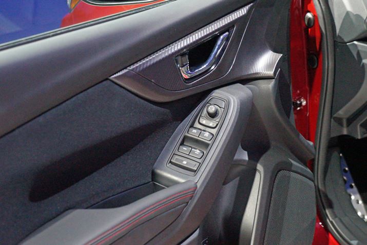 �h�A�����B�W���Ԃ́A�J�[�{�����̃p�l����A�Ԃ��X�e�b�`��������Ă���