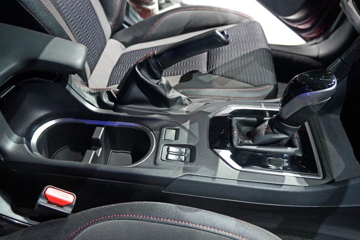 �Z���^�[�R���\�[���ɂ�2�̃h�����N�z���_�[���A�܂�4���̃h�A���ꂼ��Ƀh�����N�z���_�[��������Ă���