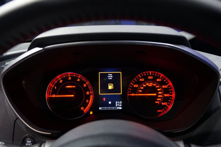 �C���p�l���B�����̉t���p�l�����͂�ŁA��]�v�i���j�Ƒ��x�v�i�E�j���z�u����Ă���