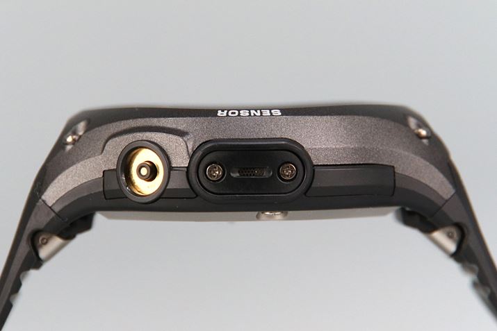 �����ʂɂ͏[�d�[�q�ƈ��̓Z���T�[�𓋍ڂ���