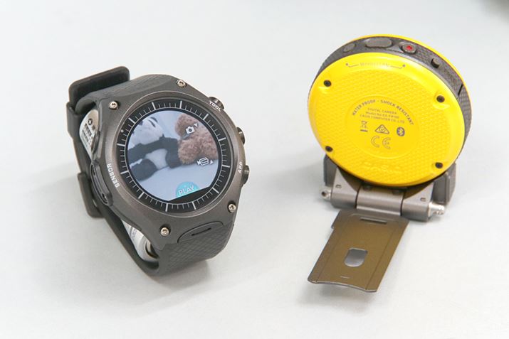 ���Ђ́uEX-FR100�v�Ɛڑ����āA�Î~��⓮��̎B�e���\�BWSD-F10��œ���̍Đ����ł���