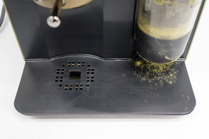 ���t��҂��ƁA�ʐ^�̂悤�ɕ������U���Ă��܂��B�Ƃ͂����A�{�̊O�ւ̔�юU��͂قƂ�ǂȂ�����