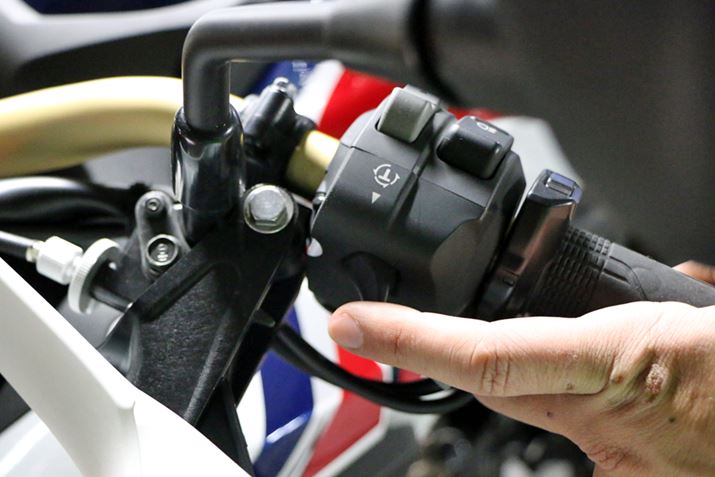 3�i�K�Œ����ł���g���N�R���g���[���̃��x���́A���葤�ɐ݂���ꂽ���o�[�����������Ő؂�ւ��ł���