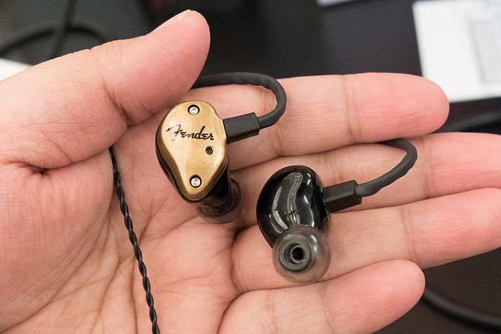 FenderCz̍ŏʃfƂȂuFXA7v