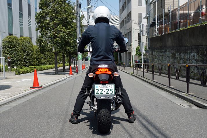 �g��175cm�̕M�҂��܂�����ƁA�����Ƃ܂Ńx�b�^���Ƒ�������