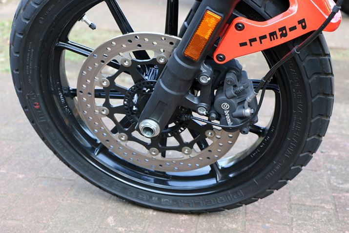 �t�����g�u���[�L�́A320���̃V���O���f�B�X�N�Ƀu�����{����2�s�X�g���L�����p�[��g�ݍ��킹�Ă���